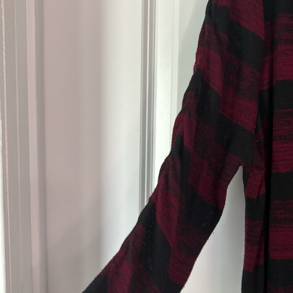 Very nice layered appearance women’s top from Cato’s - Picture 2 of 4